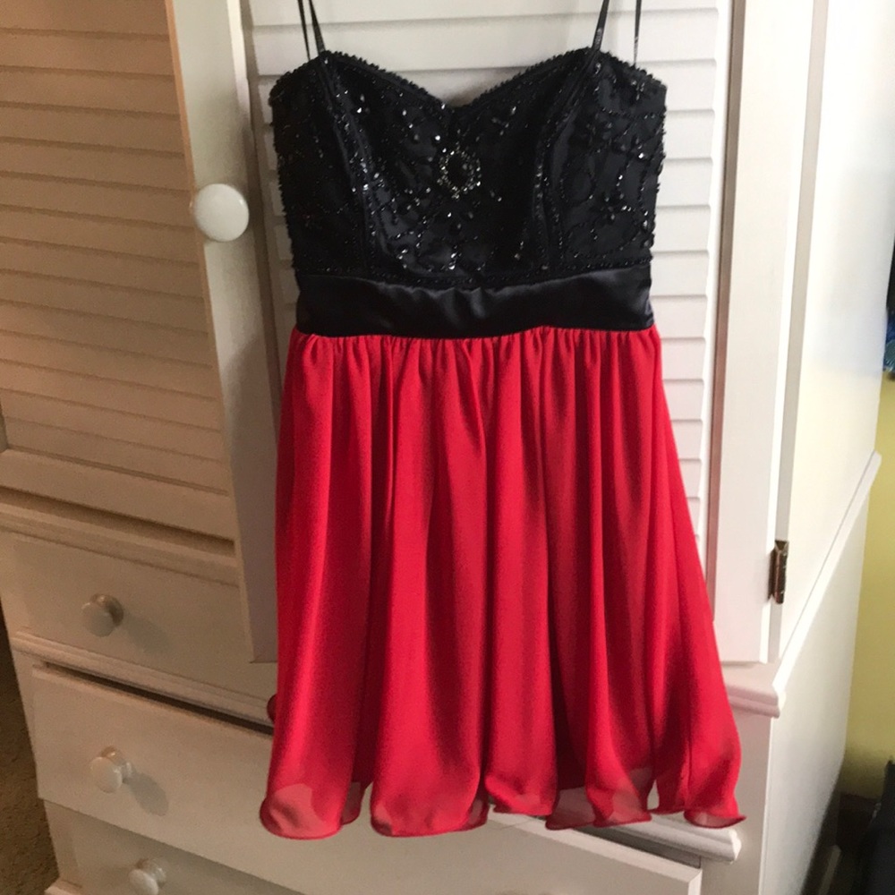 Red/black short evening dress